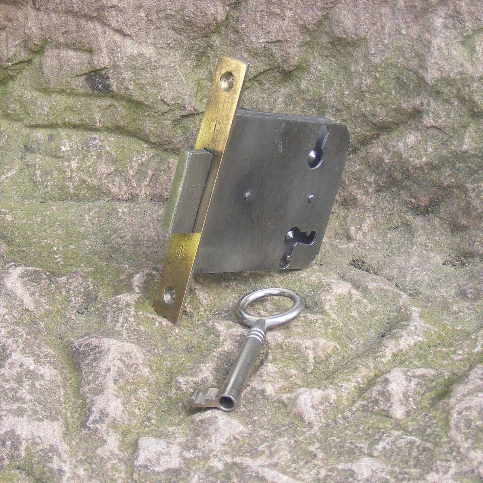 altes Einsteckschloss Schrankschloss Dornmaß 45mm Möbelschloss 61x52mm