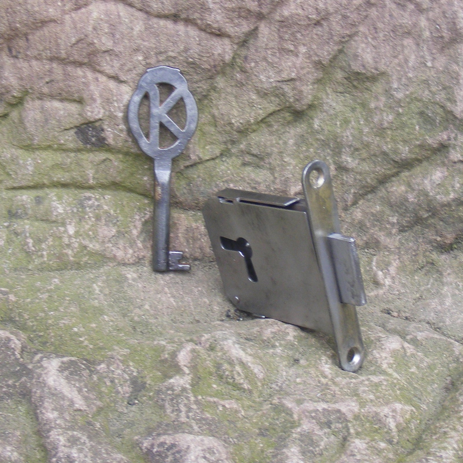 altes Einsteckschloss Schrankschloss Dornmaß 35mm Möbelschloss 52x42mm