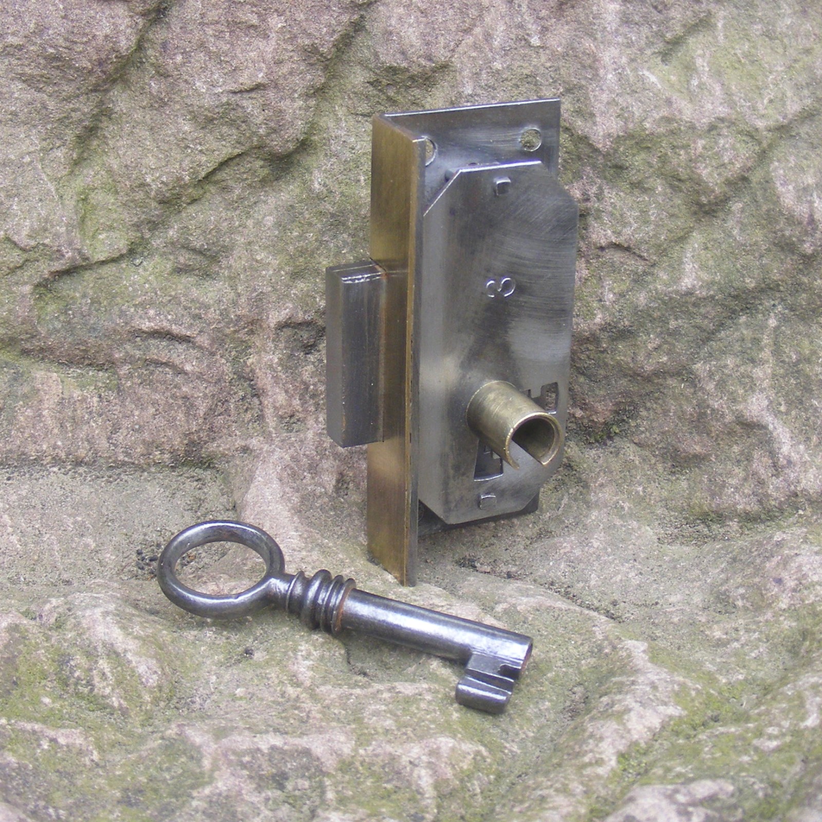 altes Schrankschloss Dornmaß 15mm Einlegeschloss Möbelschloss 71x32mm